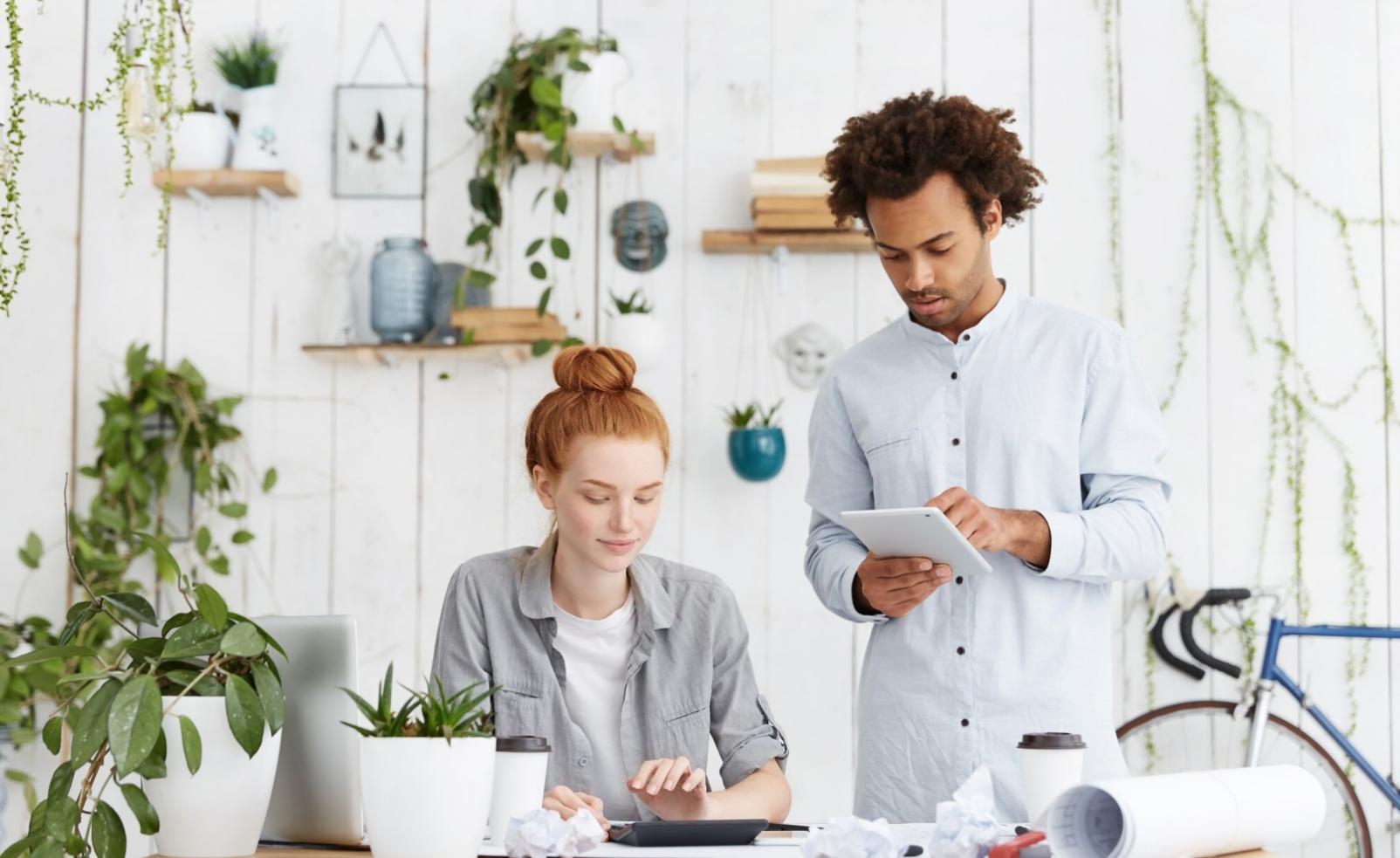 Bureau de travail avec ordinateur et documents financiers organisés